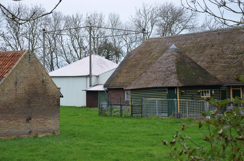 Moderne hooiberg achter de stal bij boerderij in Leiden, voorheen Zoeterwoude (Rijnland) (Foto: Gerrit Kramer / Rijksdienst voor Cultureel Erfgoed / CC 3.0)