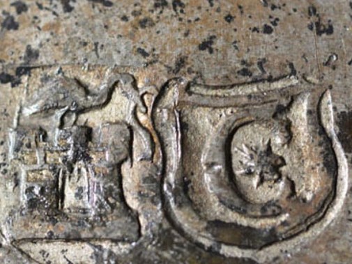 Tinmerk op één van de vondsten (Archeologie Delft)