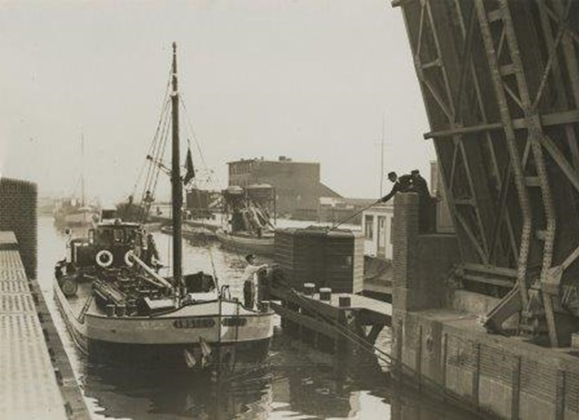 De Laakbrug aan de Rijswijkseweg in Den Haag. De brugwachter int het bruggeld van het motorschip Amstel van H. Weinreich uit Amsterdam (Collectie Haags Gemeentearchief)