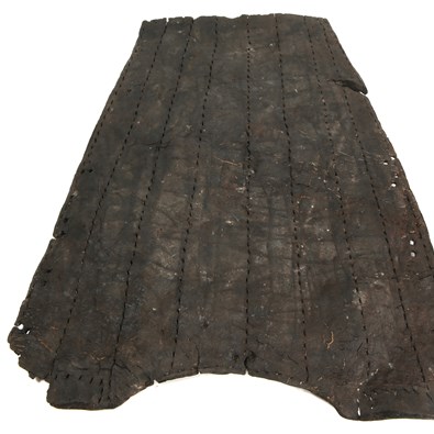 Onderdeel van de leren wambuis uit Valkenburg, 14e eeuw, inv. nr. 39140,  Provinciaal Archeologisch Depot Zuid-Holland