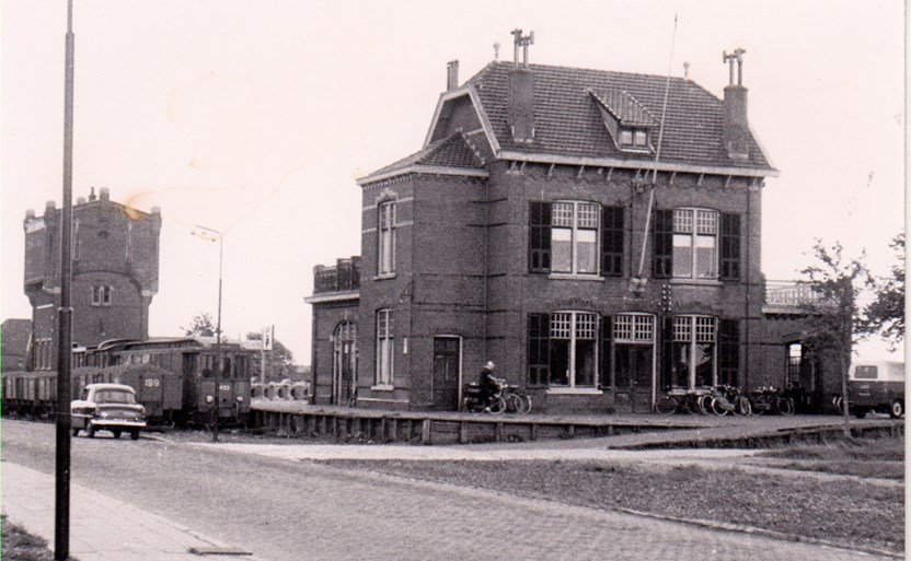  Station Middelharnis met links daarachter de watertoren (Collectie RTM Museum Ouddorp)