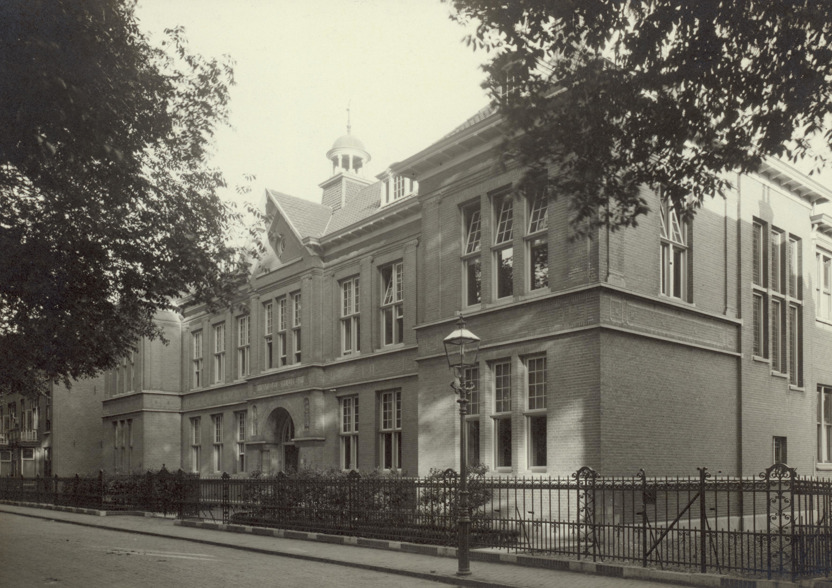 Weeshuis aan het Koningsplein in 1919, nu Delftsche Schoolvereniging. (Collectie Erfgoed Delft)