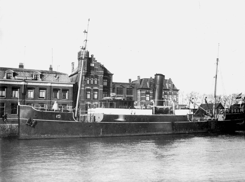 Loodsboot 19 (Fotoarchief F. de Boer)