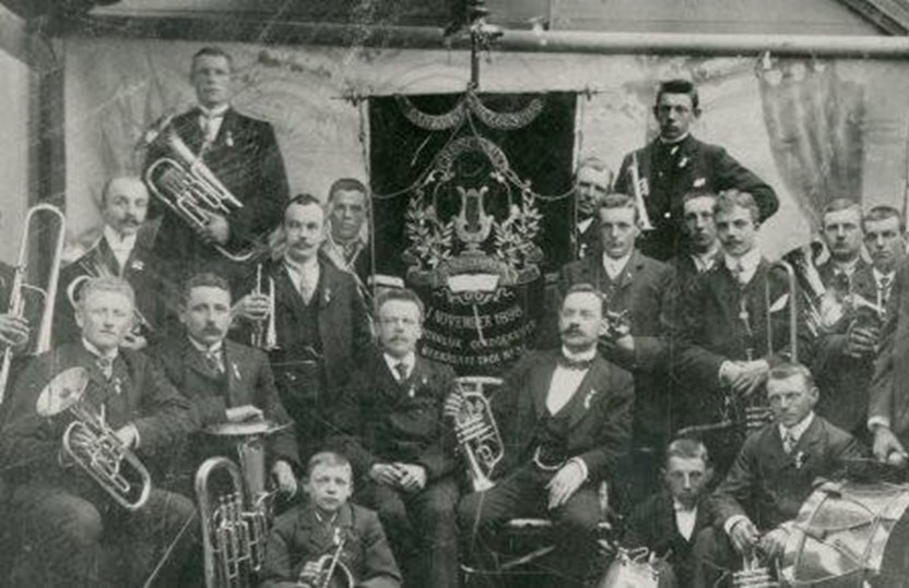 Fanfaregezelschap Crescendo Loosduinen, opgericht op 1 november 1898 en koninklijk goedgekeurd op 6 februari 1901. (Haags Gemeentearchief, 5.23363)