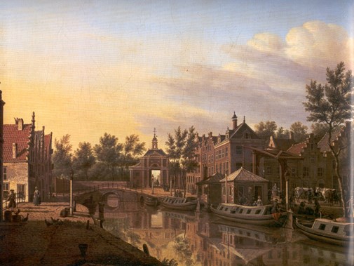 In de Korte Mare, bij de Marepoort, liggen de trekschuiten klaar voor vertrek (P.C. de la Fargue, 1778) (Collectie Erfgoed Leiden en Omstreken)