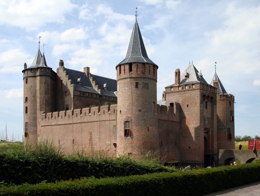 Het Muiderslot (foto: Wikipedia/Edi Weissmann)