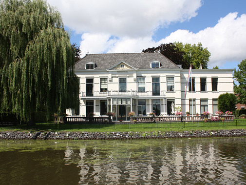 witte villa aan het water