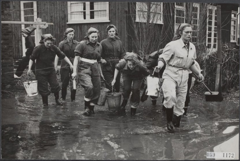 Meisjes uit Berkenwoude aan de slag in Sommelsdijk (Foto: Nationaal Archief)