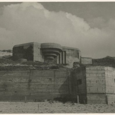 Foto: Strand met bunker, onderdeel van de Atlantikwall. (Collectie Haags Gemeentearchief)