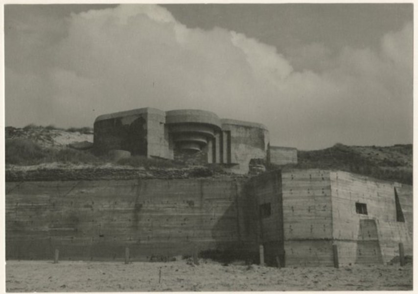 Foto: Strand met bunker, onderdeel van de Atlantikwall. (Collectie Haags Gemeentearchief)