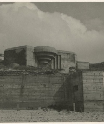 Foto: Strand met bunker, onderdeel van de Atlantikwall. (Collectie Haags Gemeentearchief)