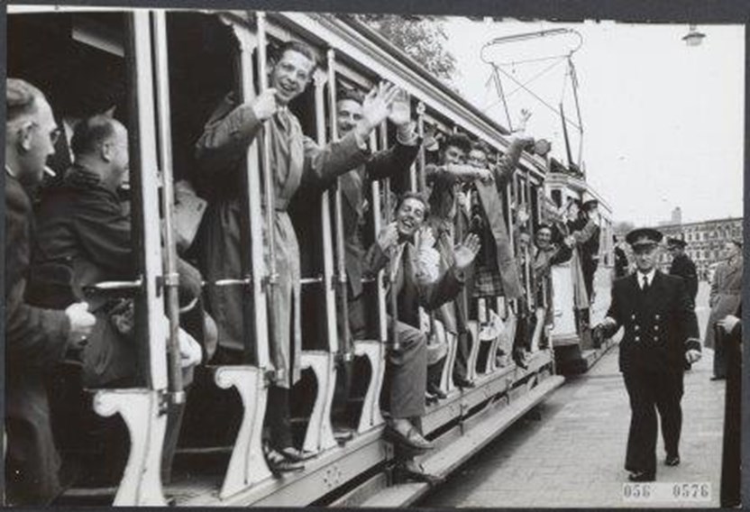 De Nederlandse Vereniging van Belangstellenden in Spoor- en Tramwezen reist voor het 25-jarig bestaan met een ouderwetse open tramwagen naar het Kurhaus in Scheveningen, 1956. (Nationaal Archief, Fotocollectie Elsevier, foto Joop van Bilsen)