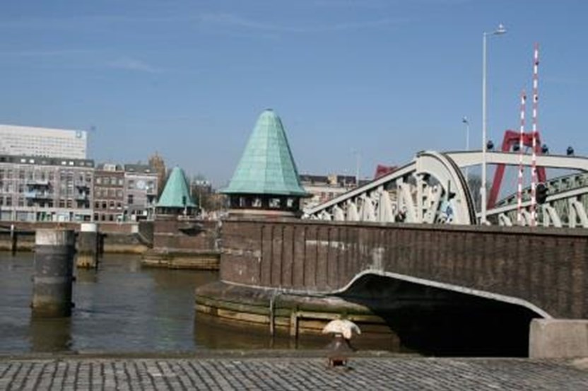 Lege brugwachtershuisjes op de Koninginnebrug in Rotterdam (Foto Stichting Brugwachtershuisjes)