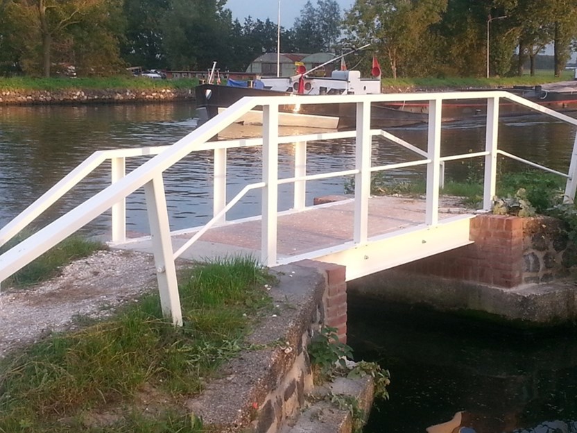Abtswoude, aan de Schie. Jaagbruggetjes hebben aan de waterzijde een verlaagde brugleuning, zodat het jaagtouw daar niet achter kan blijven haken. (Foto: Erfgoedhuis Zuid-Holland)
