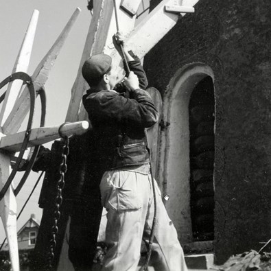 Molenaar aan het werk, ca. 1960 (Nationaal Archief)