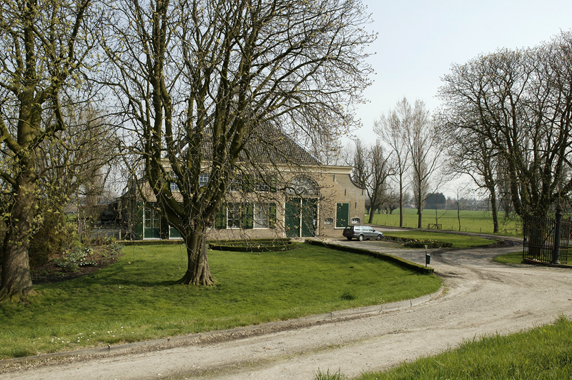 Zicht op de voorgevel van de boerderij met rechts de inrijdeuren van de zijlangsdeel, Hoeksche Waard (Foto: privécollectie P. van Galen / CC 3.0)