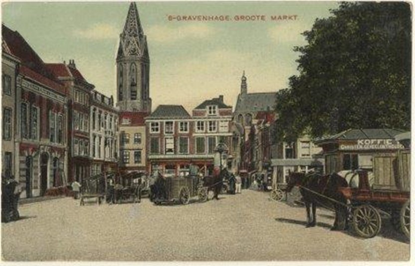 De Grote Markt in Den Haag, gezien naar de Schoolstraat. Rechts staat een kiosk van afschaffers bij uitstek: de Christelijke Geheelonthouders Vereniging, ca. 1907. (Haags Gemeentearchief, 0.24443)