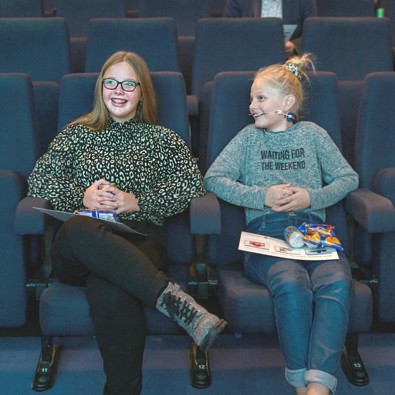 Twee leerlingen tijdens de Lancering van de Digitale Scheurkalender Burgerschap (Foto: Floris Scheplitz)