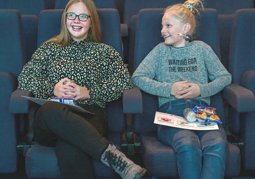 Twee leerlingen tijdens de Lancering van de Digitale Scheurkalender Burgerschap (Foto: Floris Scheplitz)