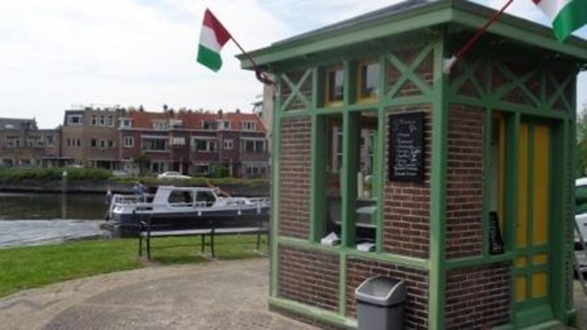 In het brugwachtershuisjes bij de Nieuwe Tolbrug in Voorburg is een ijssalon gevestigd (Collectie Stichting Brugwachtershuisjes)