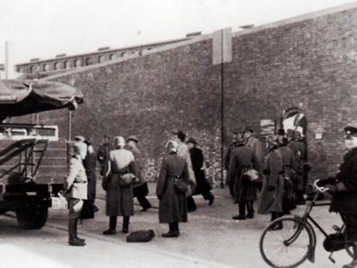 Deportatie van Geuzen uit het Oranjehotel, april 1941. (Fotograaf onbekend, Streekmuseum Jan Anderson)