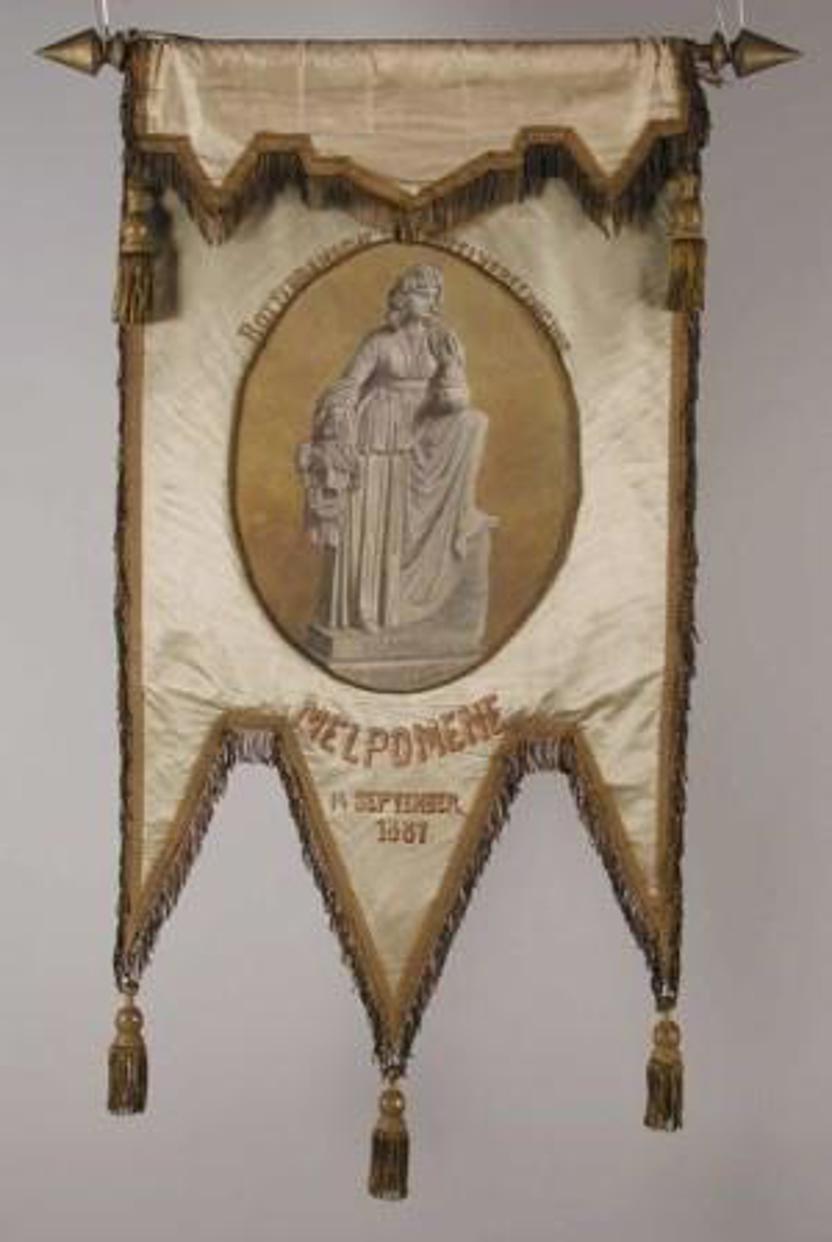 Een beetje vereniging heeft een eigen vlag of vaandel. Hier te zien: vaandel van toneelvereniging Melpomene, met schildering van de Griekse muze Melpomene (Museum Rotterdam)