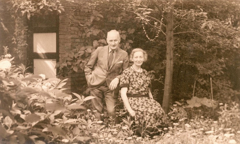 Foto van Wolf Willem Erschler met Henriette Spits in het midden van hun tuin.
