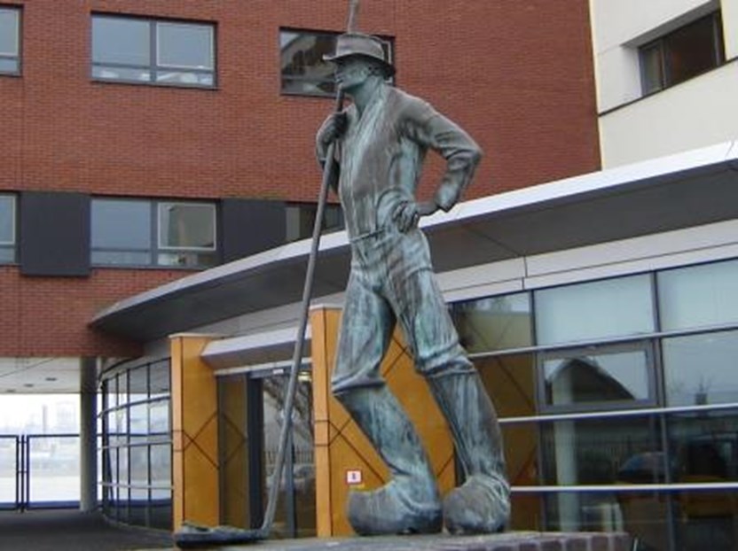 Voor het hoofdkantoor van Boskalis in Papendrecht staat het standbeeld van de 