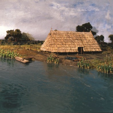 Boerenleven in de IJzertijd in het Maasmondgebied: een maquette van een boerderij met omliggend erf en veenlandschap, rond 500 v.Chr. (Maquette Werner Kannamüller, foto: Archeologie Rotterdam (BOOR)/Peter de Ruig)