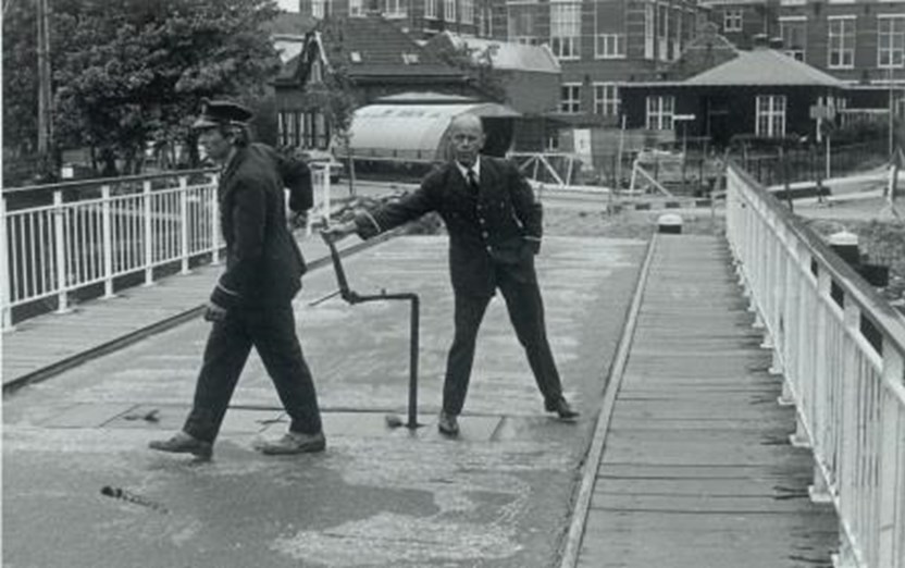 De Oostpoortbrug in Delft wordt handmatig opengedraaid, ca 1965-1972. (Foto provincie Zuid-Holland, Collectie Gemeentearchief Delft)