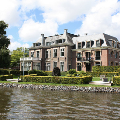 Rode bakstenen villa aan het water