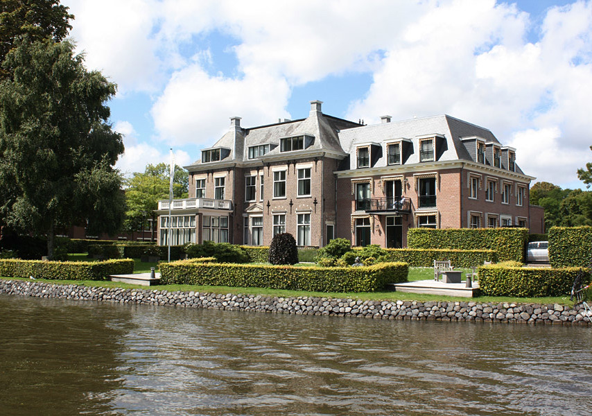 Rode bakstenen villa aan het water