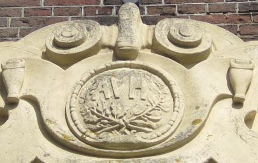 De initialen van Alexander Ver Huell (AVH) boven één van de deuren van de noordvleugel (Foto Henk Looijesteijn)