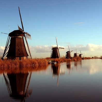 Kinderdijk, vijf molens op een rij aan het water