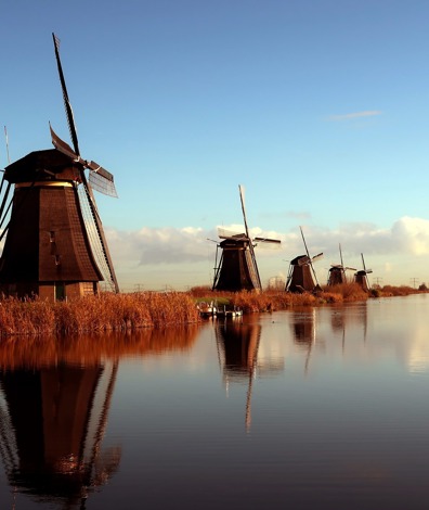 Kinderdijk, vijf molens op een rij aan het water