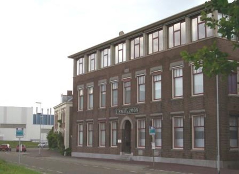 Het kantoorgebouw van de voormalige scheepswerf Smit en Zn in Kinderdijk. De naam is nog duidelijk boven de deur te lezen.
