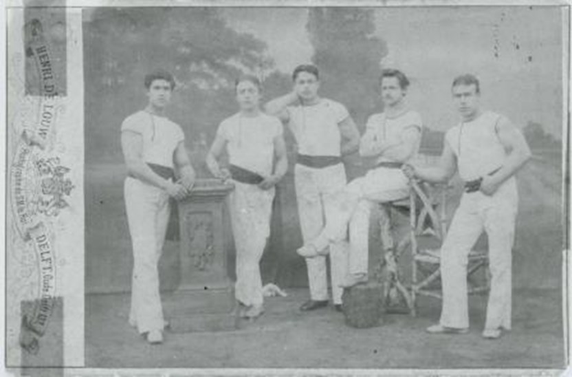 Leden van de Delftse gymnastiekvereniging Odin omstreeks 1900, met v.l.n.r. De Quant, Bosscha, Kloppenburg, Drost en Kniphorst. (Stadsarchief Delft, foto Henri de Louw)