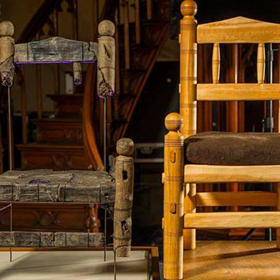 Links de originele fragmenten van de stoel van Overschie, rechts de replica. Foto: Provincie Zuid-Holland