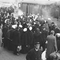 Aankomst van evacués uit Scheveningen in Aalten, 12 januari 1943. (Foto G.B. Garretsen, Collectie Haags Gemeentearchief)