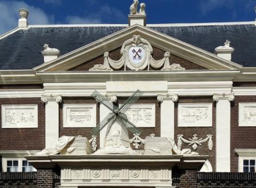 Gevel van de Lakenhal. Op het timpaan, waarin het Leidse stadswapen met toevoeging van een ramskop is aangebracht, staan twee merinoschapen, de bron van het succes. (Foto Museum De Lakenhal) 