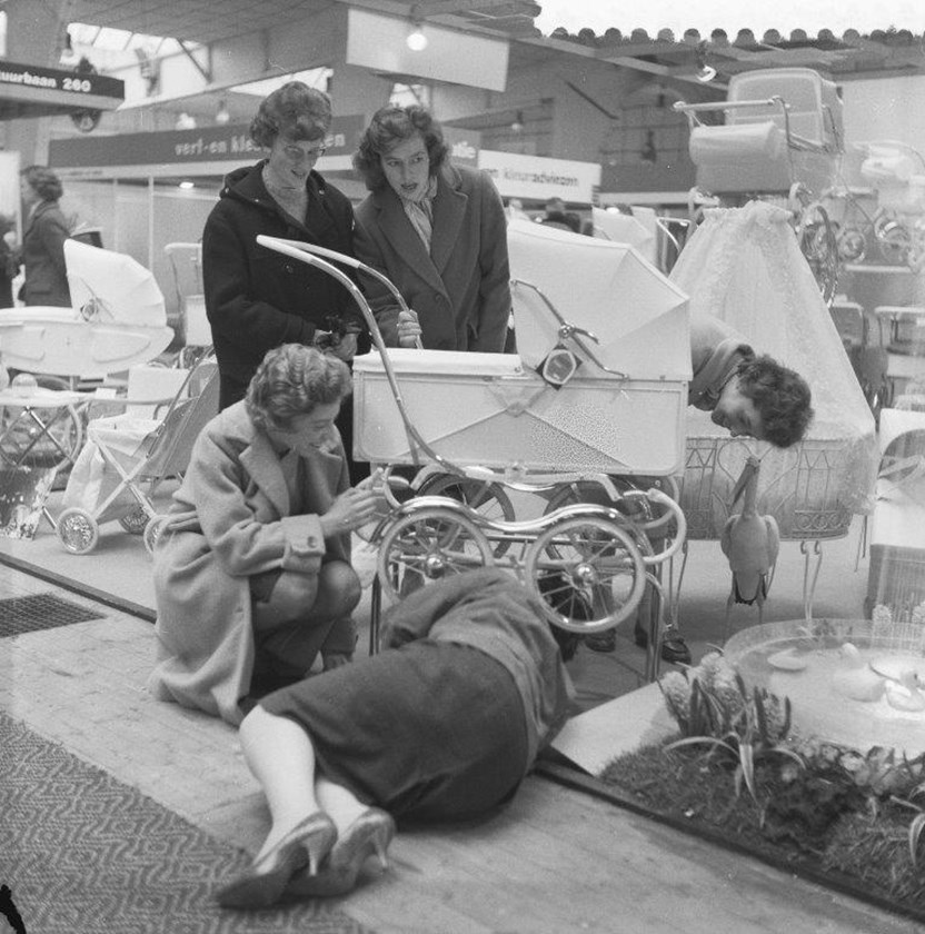 Harry Pot/Anefo,  Het wagenpark op de Huishoudbeurs wordt onderzocht, 1960 (Nationaal Archief:  Fotocollectie Anefo, CC0)