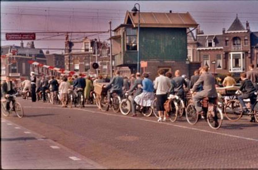 De spoorwegovergang ter hoogte van de Huge de Grootstraat. Foto: P.J.A. Ritter, Beeldbank TU Delft