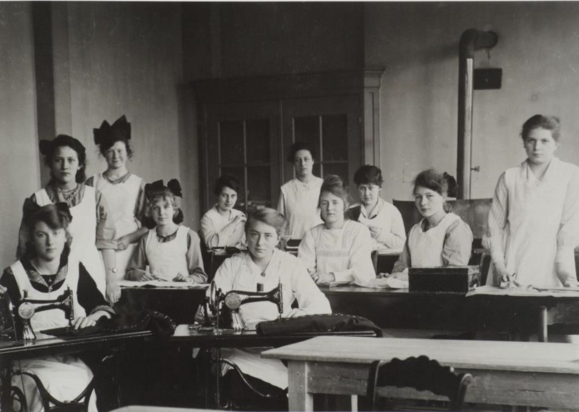 Kostuumklas van de Industrie- en Huishoudschool voor Meisjes, 1920 (Collectie: Regionaal Archief Dordrecht) 