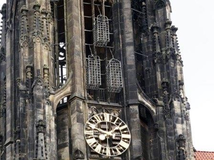 Kooien aan de Sint-Lambertuskerk van Münster (Foto: Leen Valstar). Nadat de bisschop van Münster de stad op Jan Beukelsz had heroverd werden Jan en enkele medestanders levend gevangengenomen. Na ongeveer een jaar werden zij geëxecuteerd. De lichamen werden in kooien gestopt, aan de kerktoren opgehangen en hingen daar enkele tientallen jaren.
