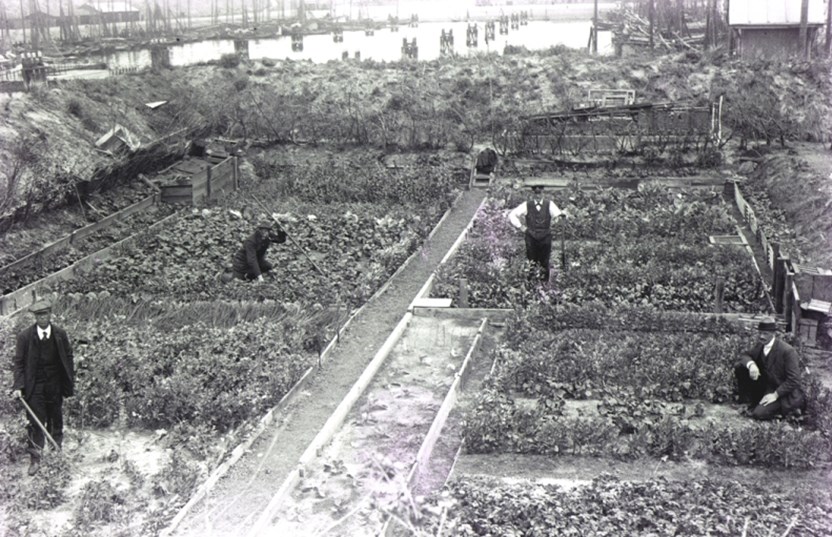 Heuvel’ in Scheveningen op een terrein bij de zwaaikom ca. 1910. Op de achtergrond de haven zelf. Foto: E. Visser van Weeren jr. (Bron: Collectie Haags Gemeentearchief)