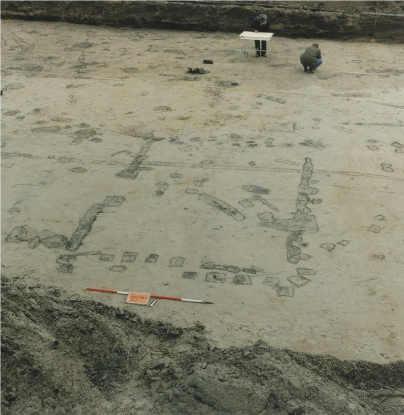 De plattegrond van een gebouw uit de Karolingische tijd tekent zich af in het duinzand bij Katwijk, één van de vele recente vindplaatsen van vroegmiddeleeuwse activiteit aan de Rijnmonding. (Foto: ADC ArcheoProjecten)