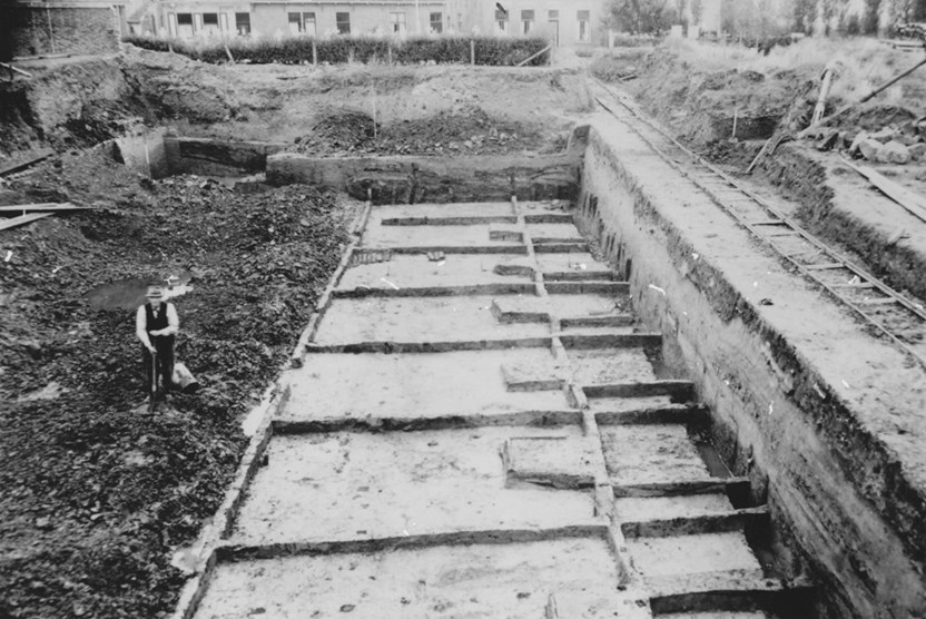 Een rij kamers van drie bij vier meter, een kast, een halletje en een haard: de sporen van onderkomens van Romeinse soldaten in hun fort Valkenburg tijdens de opgraving in 1943. (Foto: provincie Zuid-Holland)