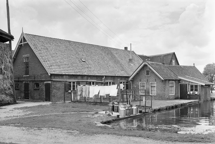 Achterzijde met zomerhuis, Leimuiden 1968 (Foto: G.J. Drukker / Rijksdienst voor het Cultureel Erfgoed / CC 3.0)