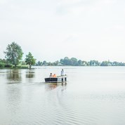 Personen op bootje op water