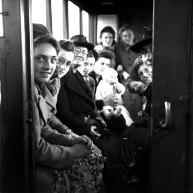 Trampassagiers bij Stellendam, 1943 (Collectie Nico Spilt)